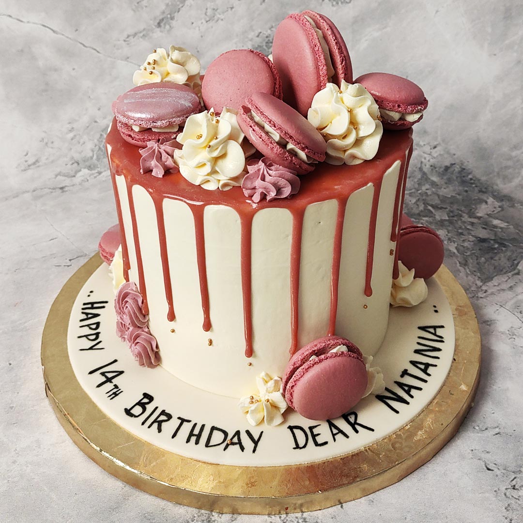 Top 68+ birthday cake with macarons super hot