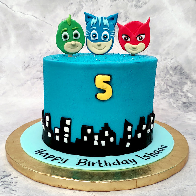 This kids birthday cake or PJ mask cake is set in Tarabiscoville, the fictional French city of the show. The beautiful city buildings are all laid against the dark blue night sky, making this cartoon cake a way to walk down the streets of France.