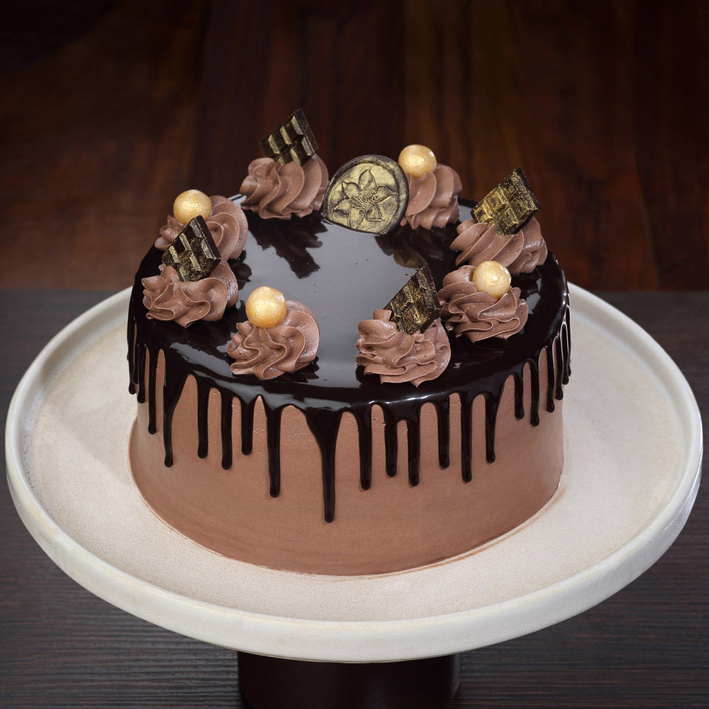 This raspberry chocolate cake is a delicacy. With dark chocolate drips on top of the cake this summer raspberry chocolate cake takes away the show and chocolate ganache piping on top of the cake is also an highlighted element on this Raspberry chocolate cake 