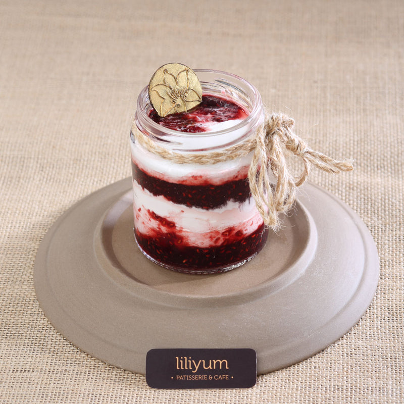 Raspberry or strawberry jar cake which ever is your favourite we are sure that these jar cakes from liliyum will make you go WOW!!!