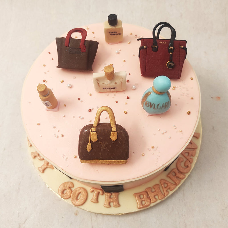 With a pastel pink base, this shopping bags cake comes embellished with black stripes and a lid resembling a luxury gift box, think sophisticated and scrumptious! 