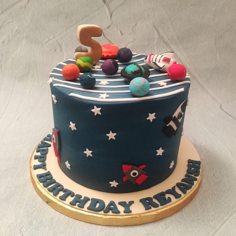 In a beautiful shade of navy blue, embellished with stars and the milky way, this solar system cake isn't just the best pastry in the entire galaxy, it is the entire galaxy. 