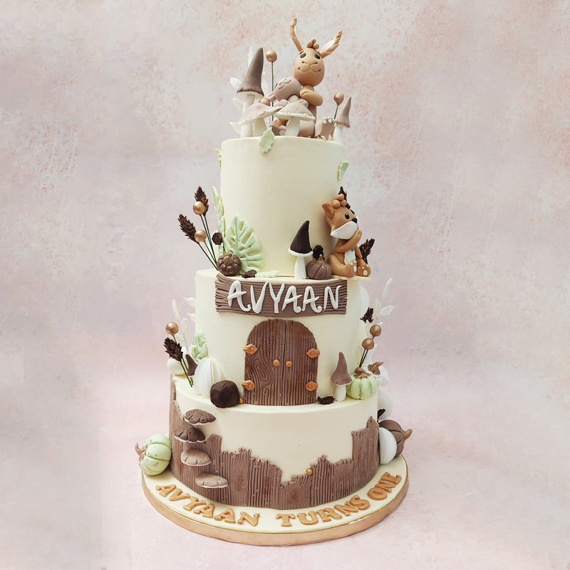 Spot a myriad of mushrooms and woodland creatures on top of this enchanted theme cake in the same green, brown and white colour palette as seen through the rest of this enchanted forest design, popularly associated with the woods and nature.