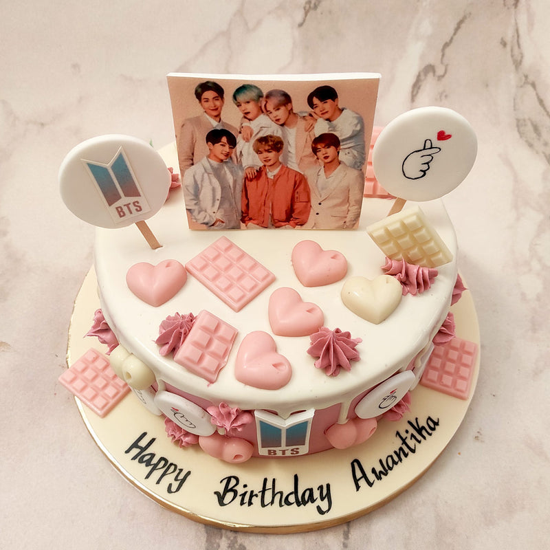 The base of this BTS cake comes in a gorgeous pink shade with thick frosting coating the top and dripping down the sides in the popular drip pattern fashion. For anyone from the BTS army, this BTS army birthday cake for him / her will be an absolute delicious and visual treat.