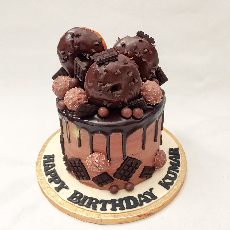 This theme continues in a more extravagant form on top of this birthday cake for him / birthday cake for her. Where delicious, dark chocolate frosting is aesthetically oozing down the sides in this gorgeous drip pattern.