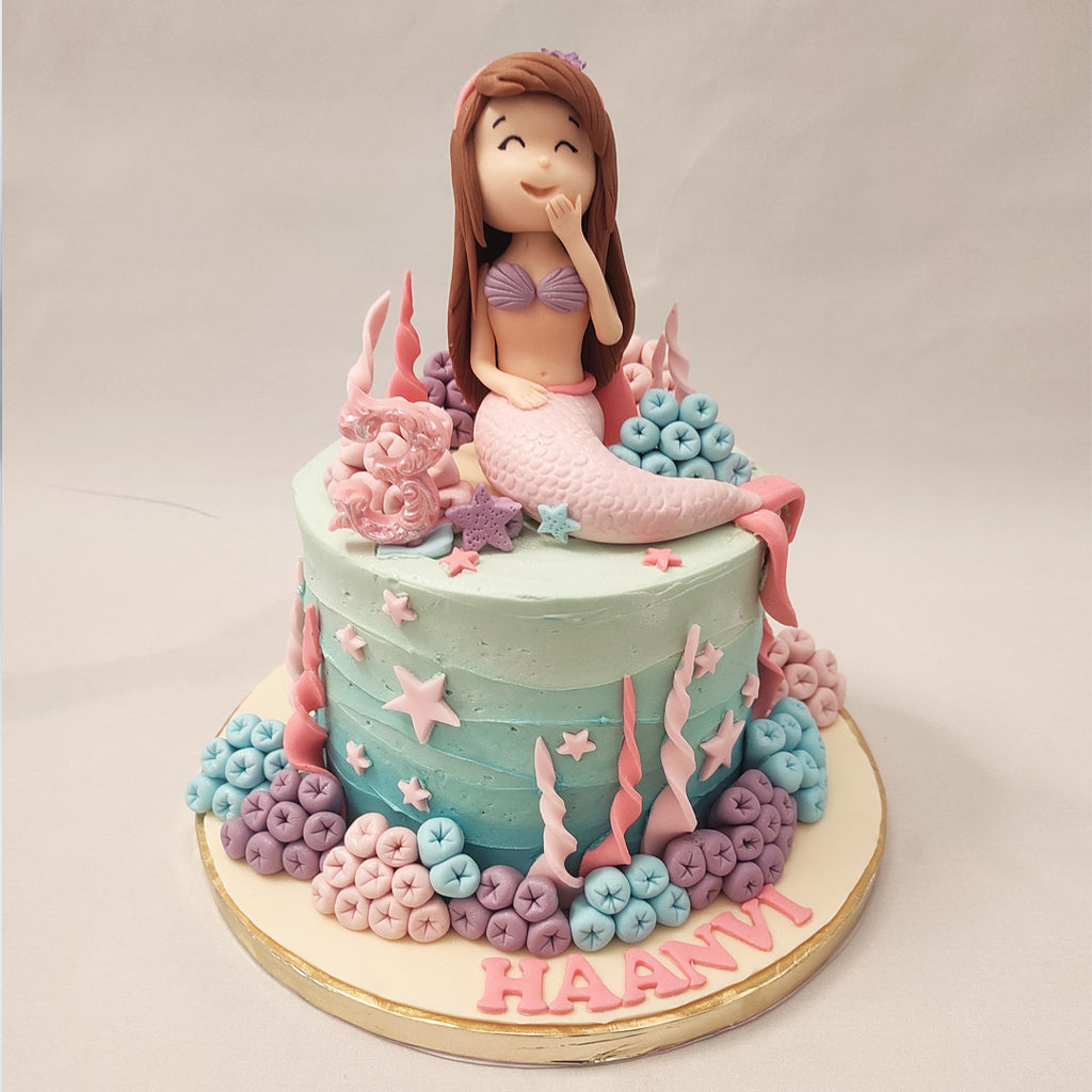 This cute mermaid cake has universal appeal, just like this mythical being herself, insofar as would suit any occasion and add to its aesthetic perfectly.