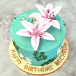 The aqua blue colour of the base of the edible lily floral cake can transport you to a beach in your mind. There is a whole tropical element to this Teal cake alongside the flowers.