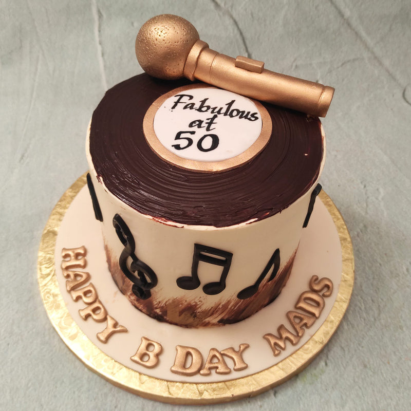 This mic and record cake is to commemorate some of your life’s greatest hits. It’s a musical send off to the year gone by and a invocation song to start the new year off on the right note and what righter a note could there be than a slice of some delicious mic cake?