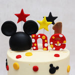 With a simplistic, artistic and minimalistic design used for the white base in a way that highlights the Mickey Mouse cake topper, this Mickey birthday cake for kids comes in a similar colour palette of red, yellow and black. 