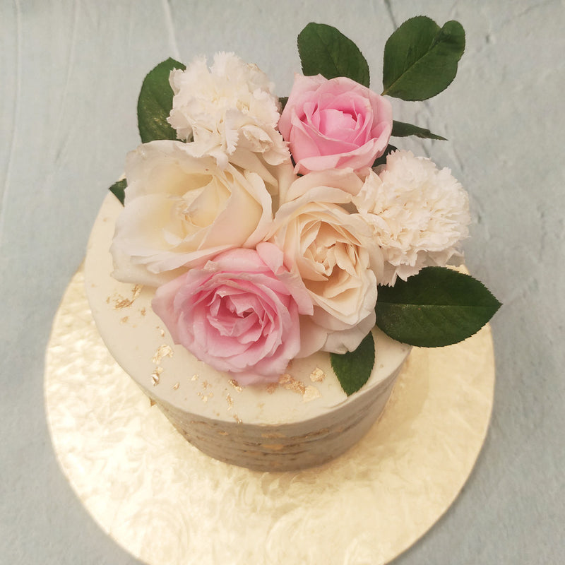  A floral naked cake is basically a layered cake that is unadorned or almost bare on the sides. With minimal ornamentation, this naked cake with flowers brings the focus back to the aesthetic of the cake itself, rather than the decoration.