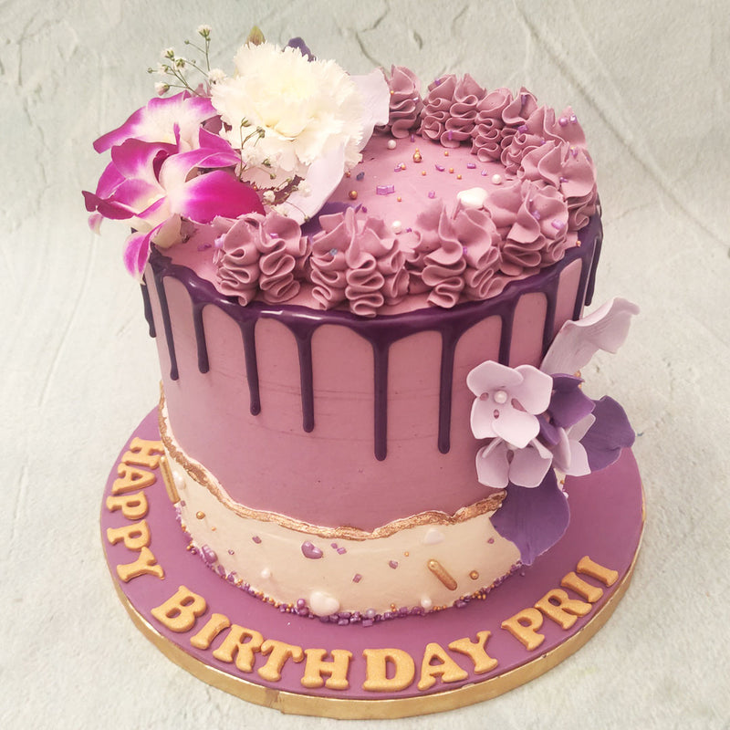 This orchid cake is a floral dream made of buttercream. This orchid flower cake design comes backed with aesthetic and artistic elements and for a special someone in your life, is perfect for a birthday cake for her.