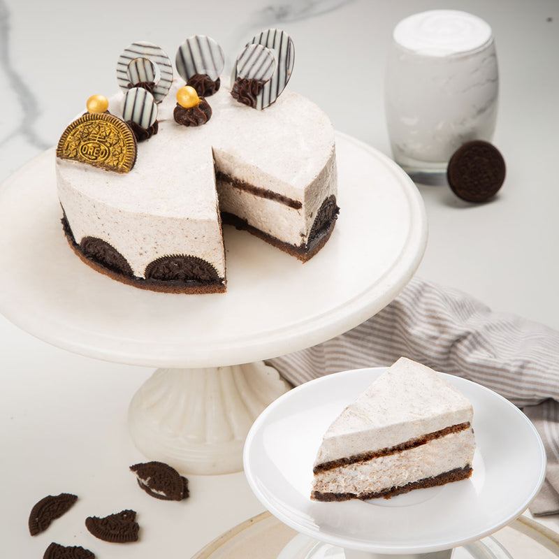 Cut view of our Oreo cheesecake shows you the thick layer of Cream cheese and oreo crumbs in between this beautiful no bake oreo cheesecake. This is surely a perfect match for birthday cheesecake or for any occasion of your choice 