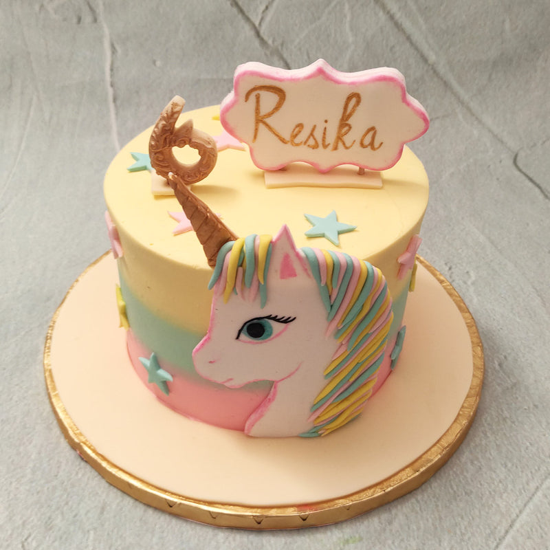 A yellow, pink and blue gradient layers the base of this pastel unicorn cake, giving off the fluffy feel of a marshmallow and the gentle,light hues of all things taken out of a storybook. Sugary stars of the same colour can be found sprinkled all over from top to bottom.