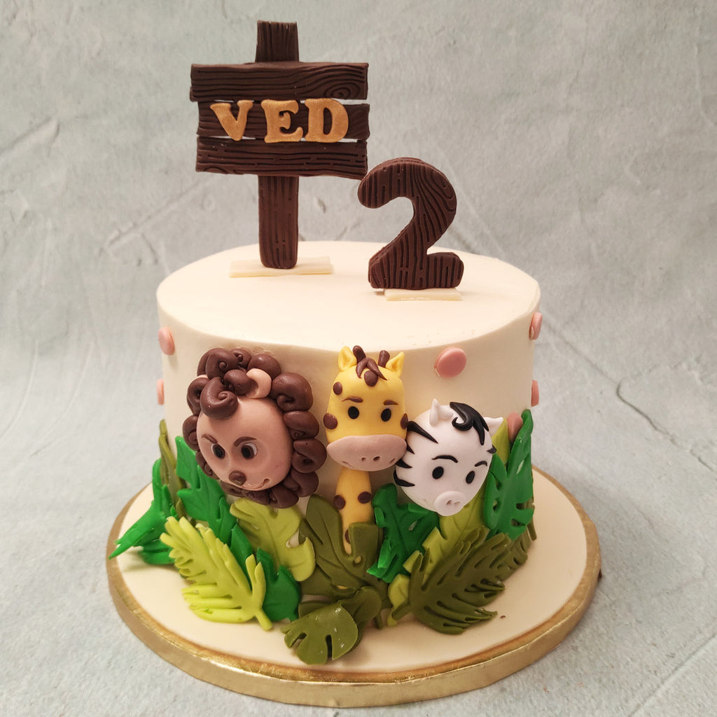 Take a trip to the zoo or go on a safari adventure from the comfort of your home with this Safari theme cake design. The idea behind this Safari cake is to fuel your little one’s imagination and develop their love for all living beings in a fun and delicious way!