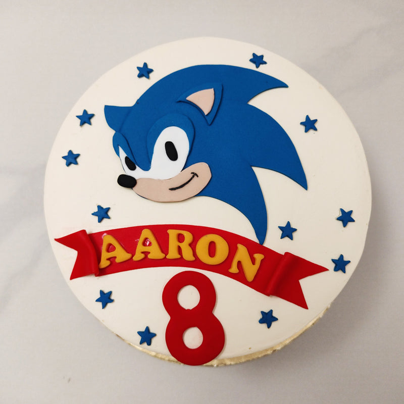 The Super Sonic cake topper is the showstopper of this Super Sonic cake design. It’s an exact replica of Sonic the superpowered, extraterrestrial hedgehog who is the star of the popular animated film and video game franchise. 
