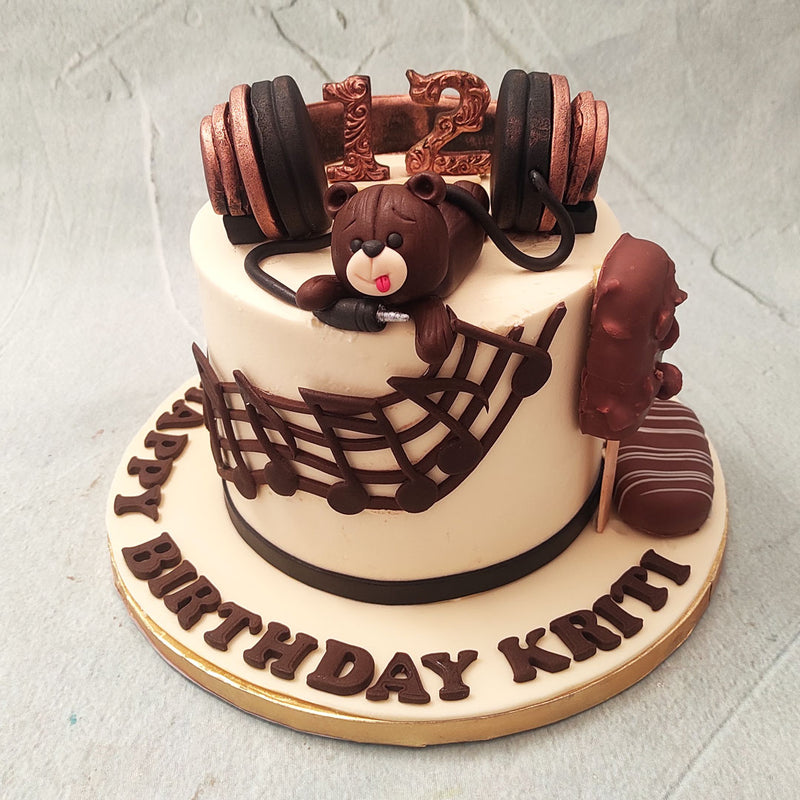  Presenting to you a vintage visual of a headphones cake design made for those old souls who want to take a trip down memory lane for their special day. This teddy with headphones cake is like a picture out. Disclaimer: Might induce feelings of nostalgia and drooling.