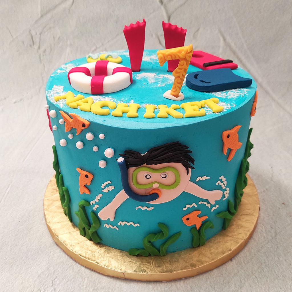 Here's a birthday cake for kids that's sure to be swimfully good. This underwater swimming cake will have you cast your worries aside as you float in the tranquility of the great, deep blue. So bring in the artistic and the aquatic all in one with this underwater theme cake.
