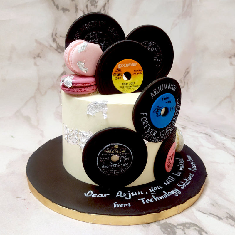 If someone you love cannot get enough of music, this Vinyl records cake design would make the perfect birthday cake for him/her. This CD disc cake follows a simplistic and minimalistic aesthetic so that the focus on the music-related elements can be highlighted.